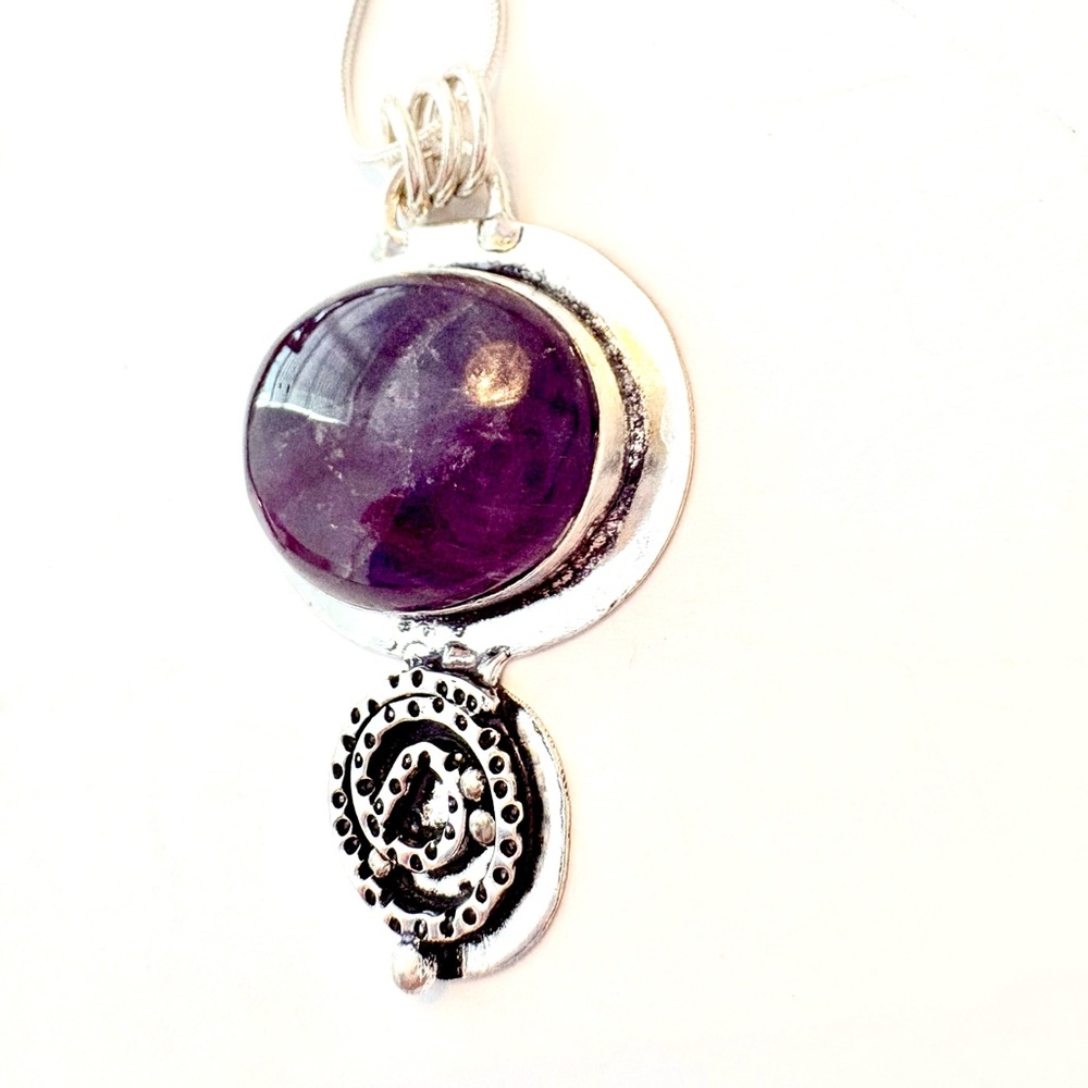 Beautiful 2 inch. 925 marked,Purple Amethyst pendant on a silver chain. - Picture 4 of 5